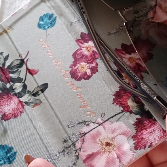 Beautiful T.B. Mirrored Sunglasses & Case - Picture 16 of 16